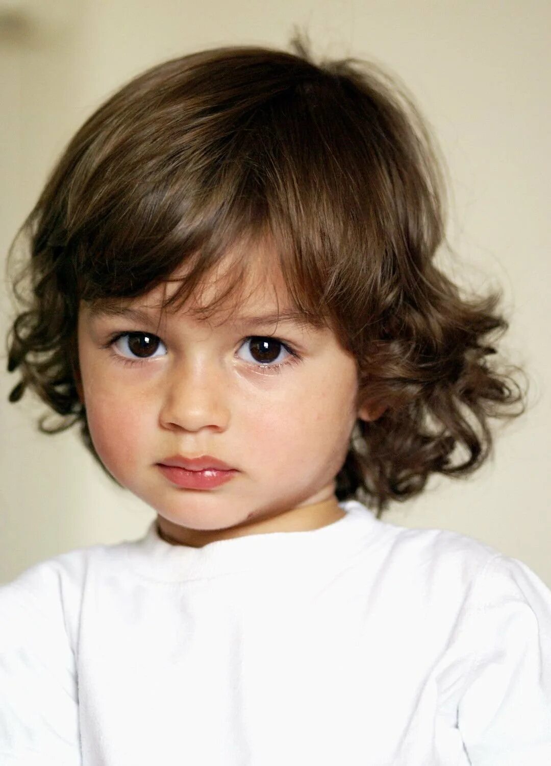 Кареглазые дети мальчики. Маленькая девочка с каштановыми волосами. Красивые малыши девочки. Дети шатены. Стрижки для младенцев мальчиков.