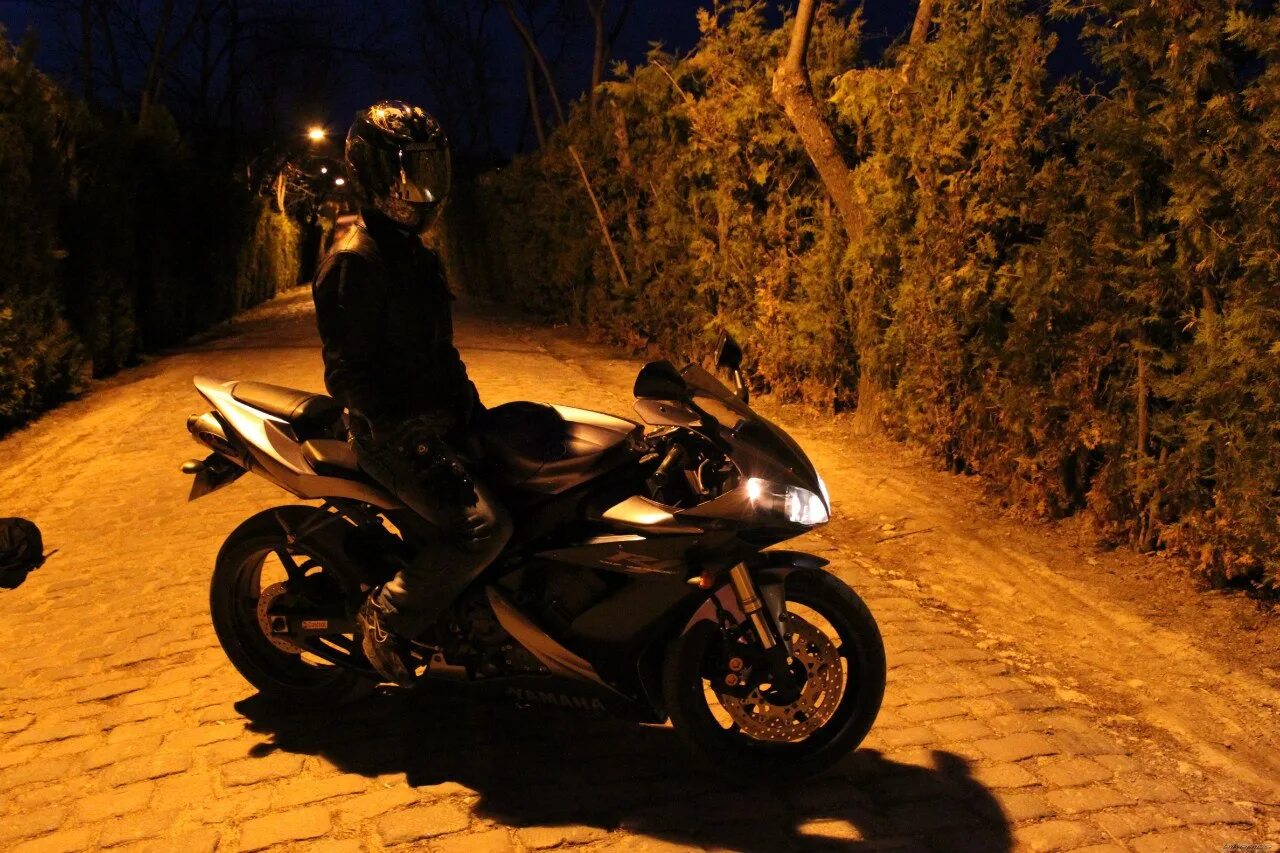2018-Yamaha-MT-09-SP_10 - BikesRepublic.com