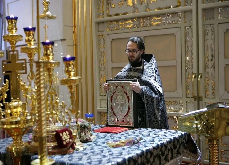 Возглас в богослужении 6 букв. Благословенно царство литургия. Священник на литургии. Чтение Евангелия на литургии священник. Священник в алтаре.