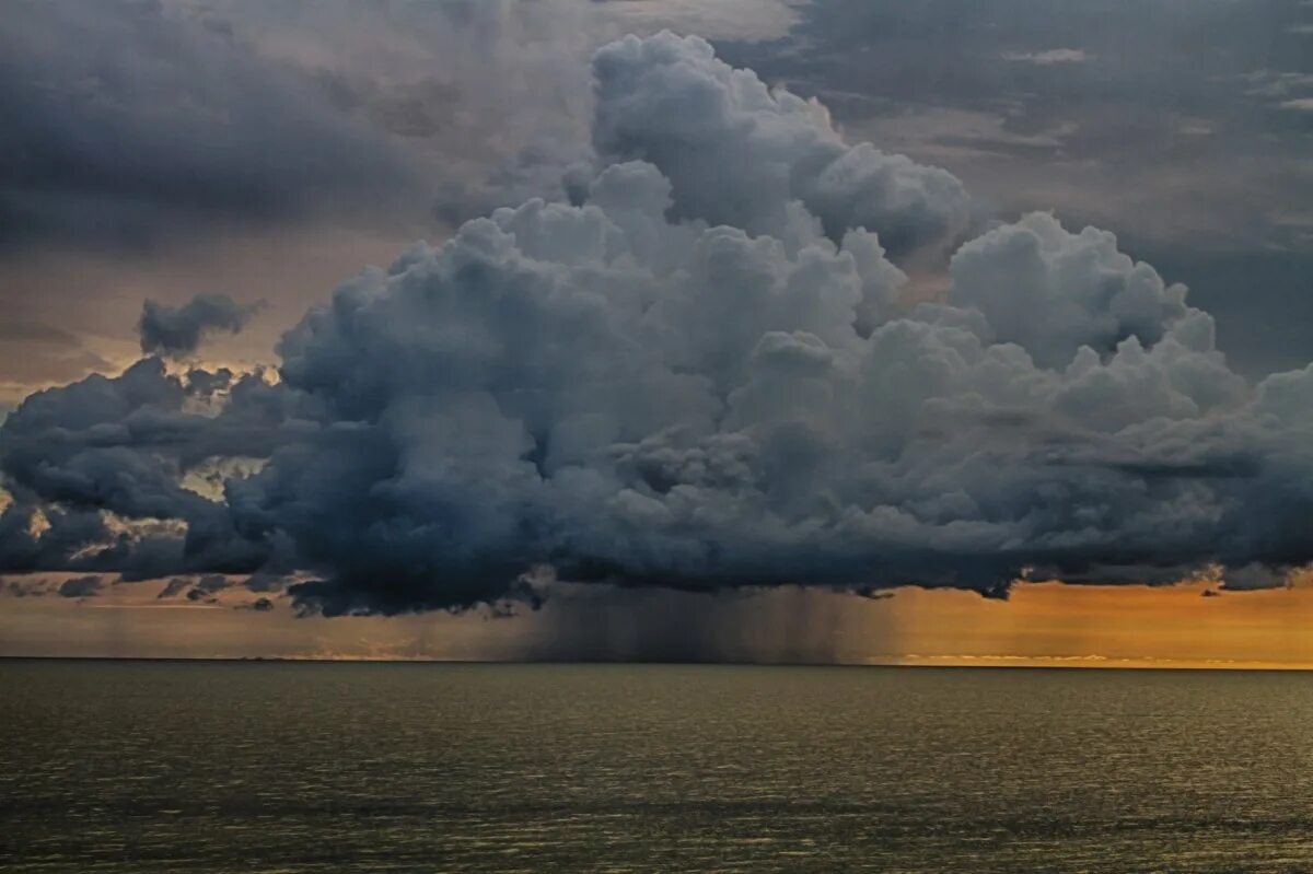 Скандинавия скалы шторм. Облака над морем. Красивые облака. Улетайте за моря тучи. Грозовое небо.