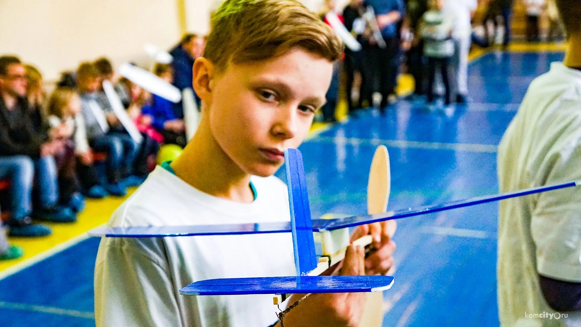 на кружок по авиамоделированию записались шестиклассники. мастер класс авиамоделирование для детей. на кружок по авиамоделированию записались шестиклассники. авиамодельный кружок дворец пионеров. станция юных техников авиамоделирование.