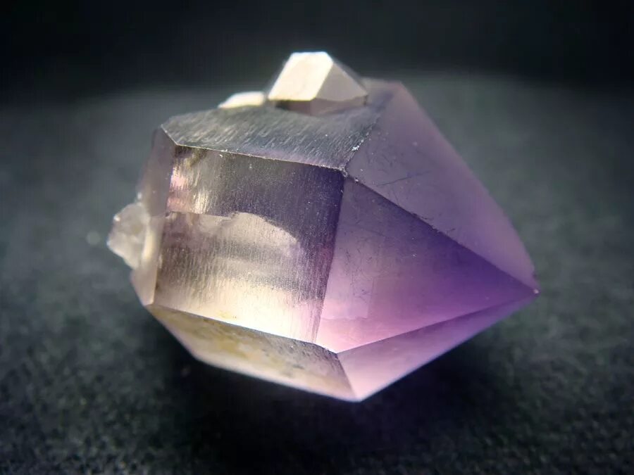 Монокристаллы cvd. Аметист монокристалл. Кристалл фримен топаз. Монокристал поликристал. Кристаллы с гексагональной сингонией.