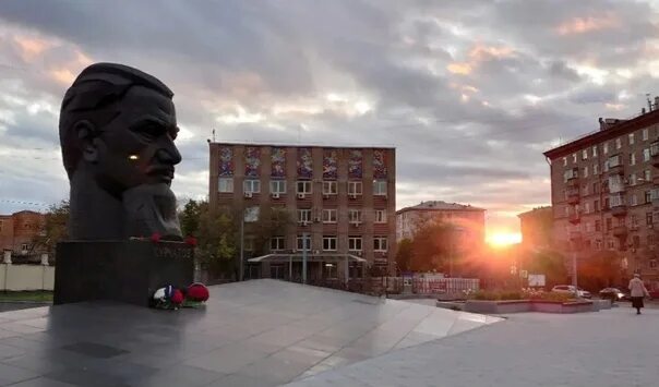 В контакте подслушано в курчатове курской. Памятник Курчатову в Москве. Курчатов площадь. Площадь Академика Курчатова. Памятник и Щукинская.