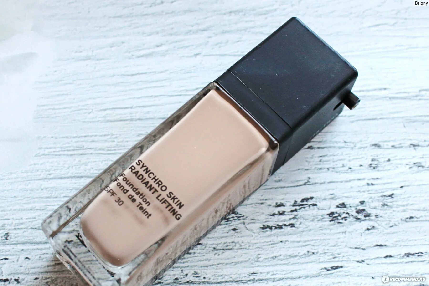 Консилер шисейдо synchro skin 201. Shiseido zen for women. Шисейдо тональный крем. Консилер shiseido 203. Shiseido radiant lifting foundation оттенки.