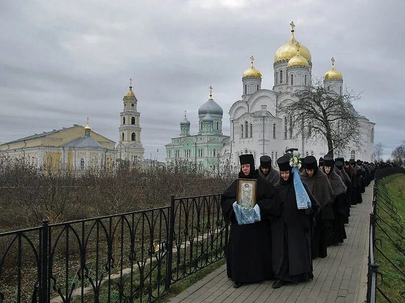трапезная в средневековом монастыре. игуменья елизавета спасо елеазаровский монастырь. монастырь истории людей. скит задонского монастыря. иеромонах лазарь псково-печерский монастырь.