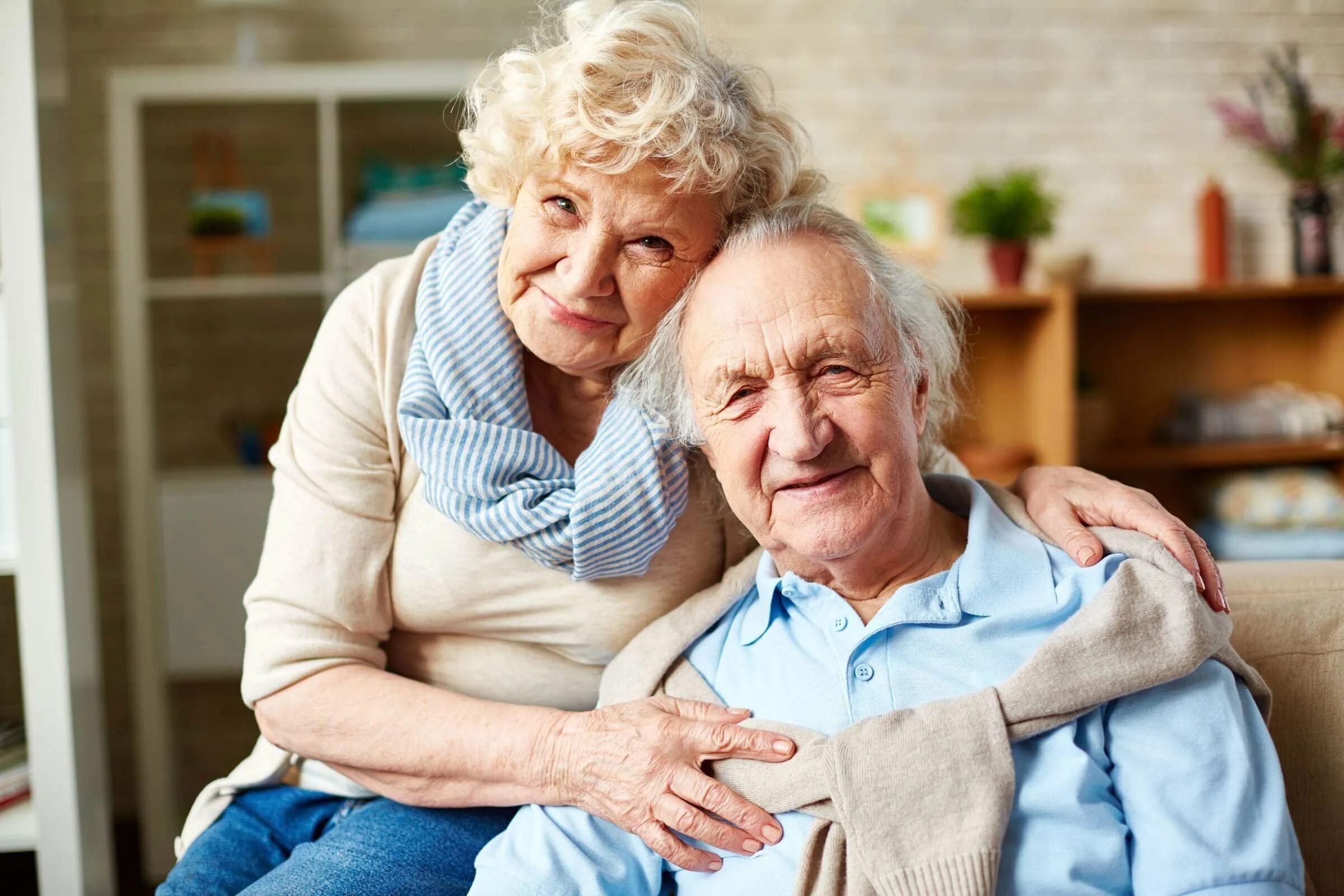 Счастливые пенсионеры. Пожилые люди. Пожилой человек в квартире. Пара пожилых людей. Пенсионеры сколько лет