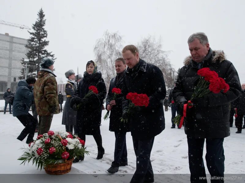 С днем защитника отечества губернатор. 23.02.23 Алтайский край возложение цветов. Возложение цветов к памятнику героям в Барнаул 23 февраля. Мемориал славы Барнаул прощание. Возложение цветов на 23 февраля Барнаул.