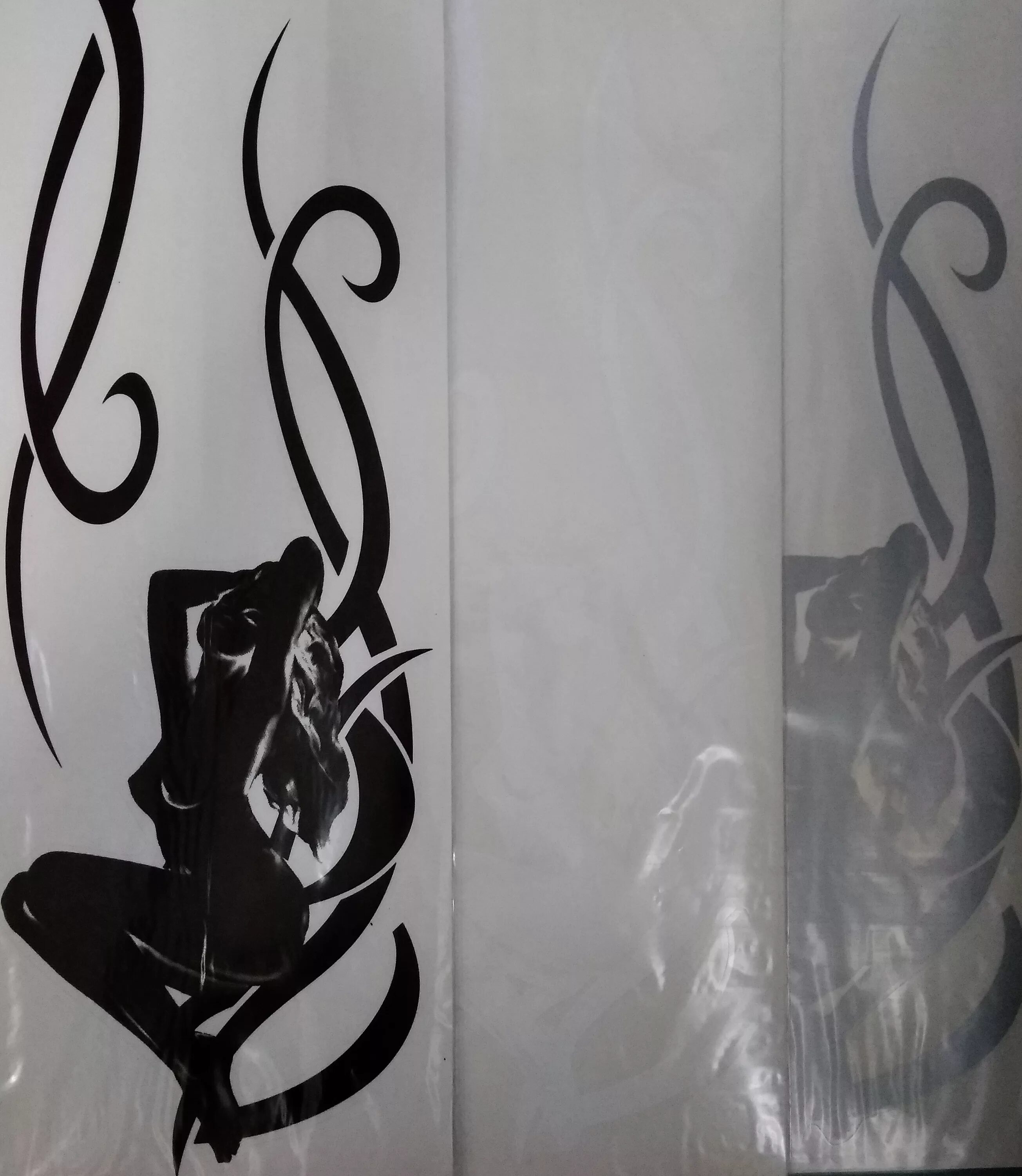 Виниловая наклейка на стекло автомобиля. Женские наклейки на машину. Наклейки на авто для девушек. Наклейка девушка. Наклейка на боковое стекло.