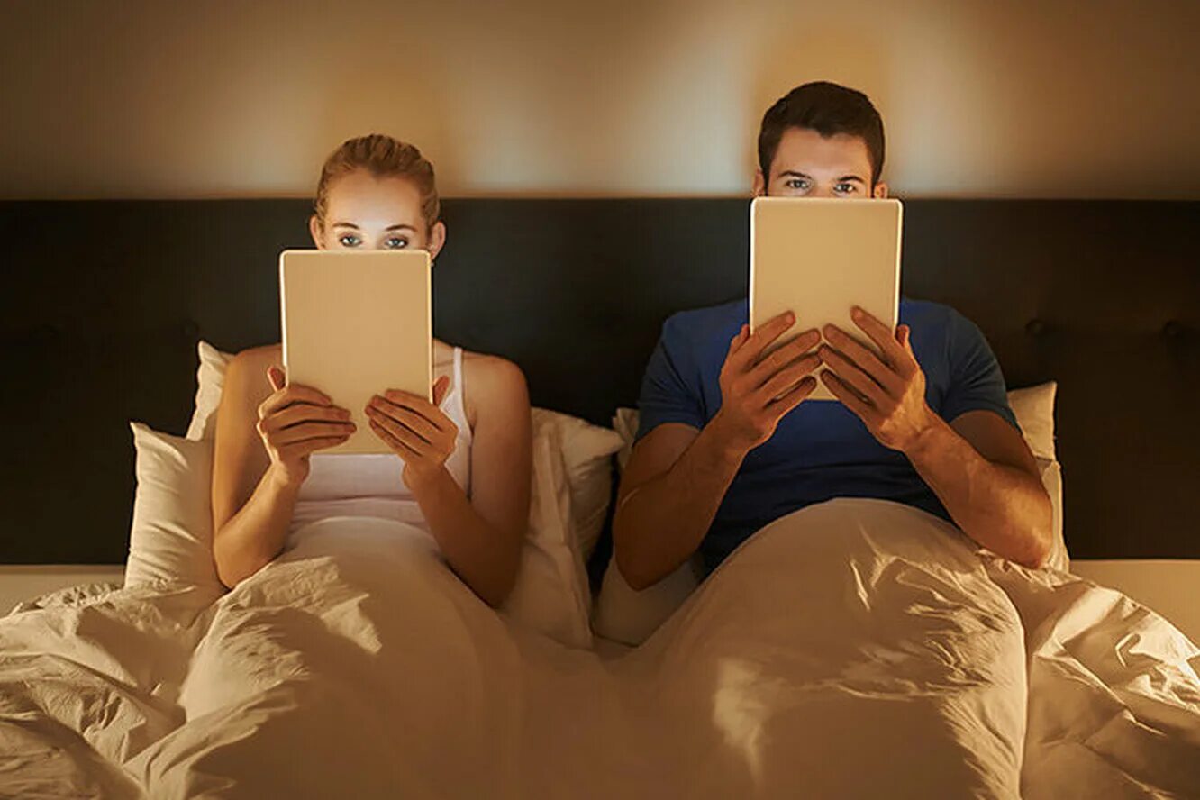 Читать книгу социальные сети. Люди с гаджетами. Смартфон на кровати. Человек сидит в телефоне. Человек с телефоном в кровати.