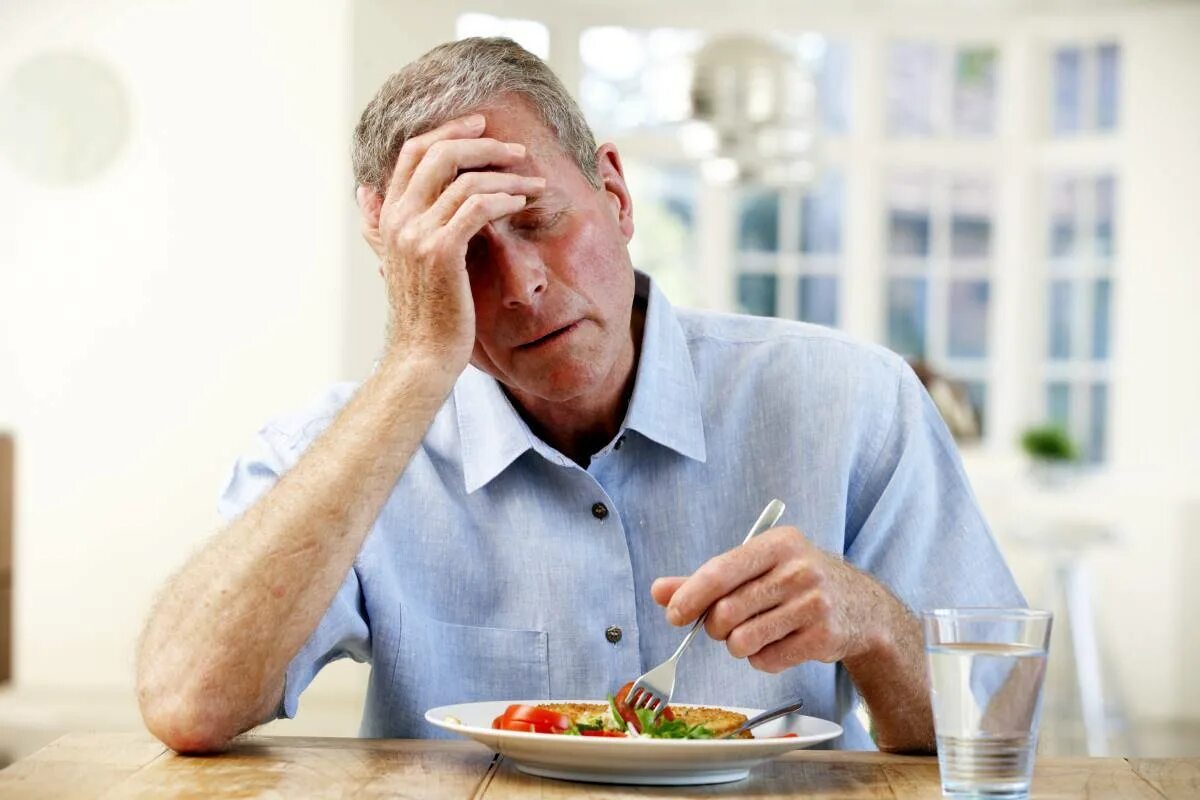 У пожилых людей снижается. Потеря аппетита. Снижение аппетита. Слабость потеря аппетита.