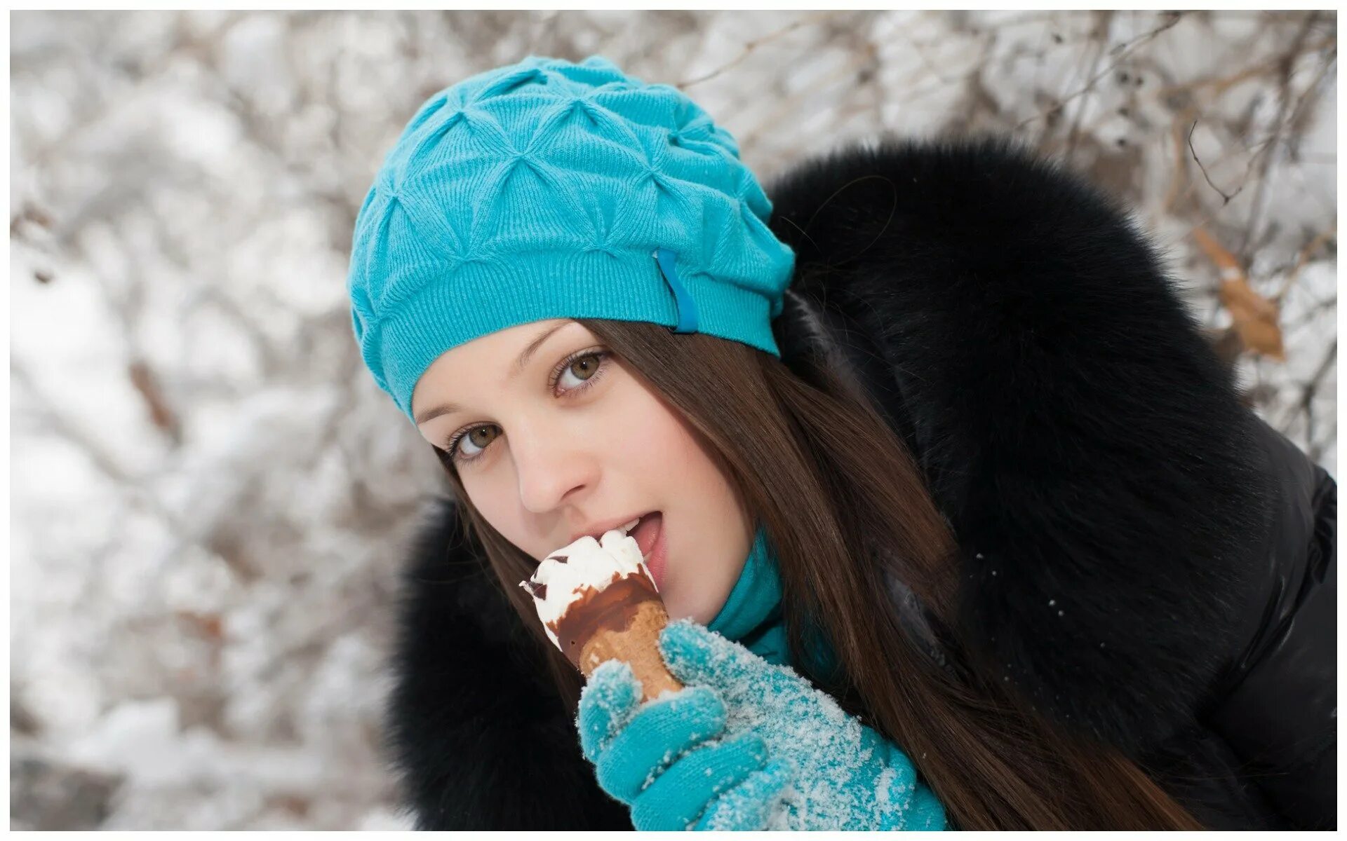 ест мороженое. снег зима мороженое. мороженое зимой. мороженое отравление. мороженое для детей.