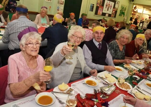 Застолье пенсионеров. Настольные игры для пожилых людей. Развлекательное мероприятие для пожилых. Настольные игры для пожилых людей. Игры для дня пожилых.