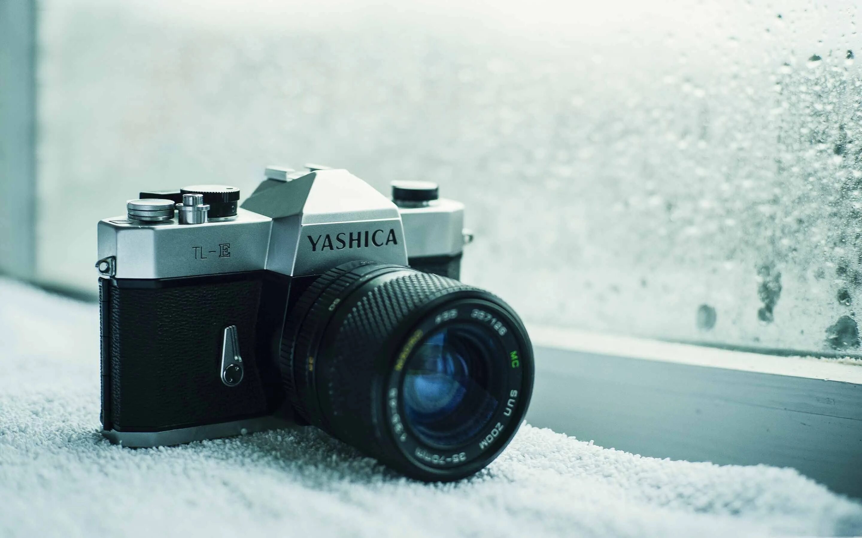 Камера зимой. Фотоаппарат зимой. Зимний фотоаппарат. Фотоаппарат в снегу. Камера зимой.