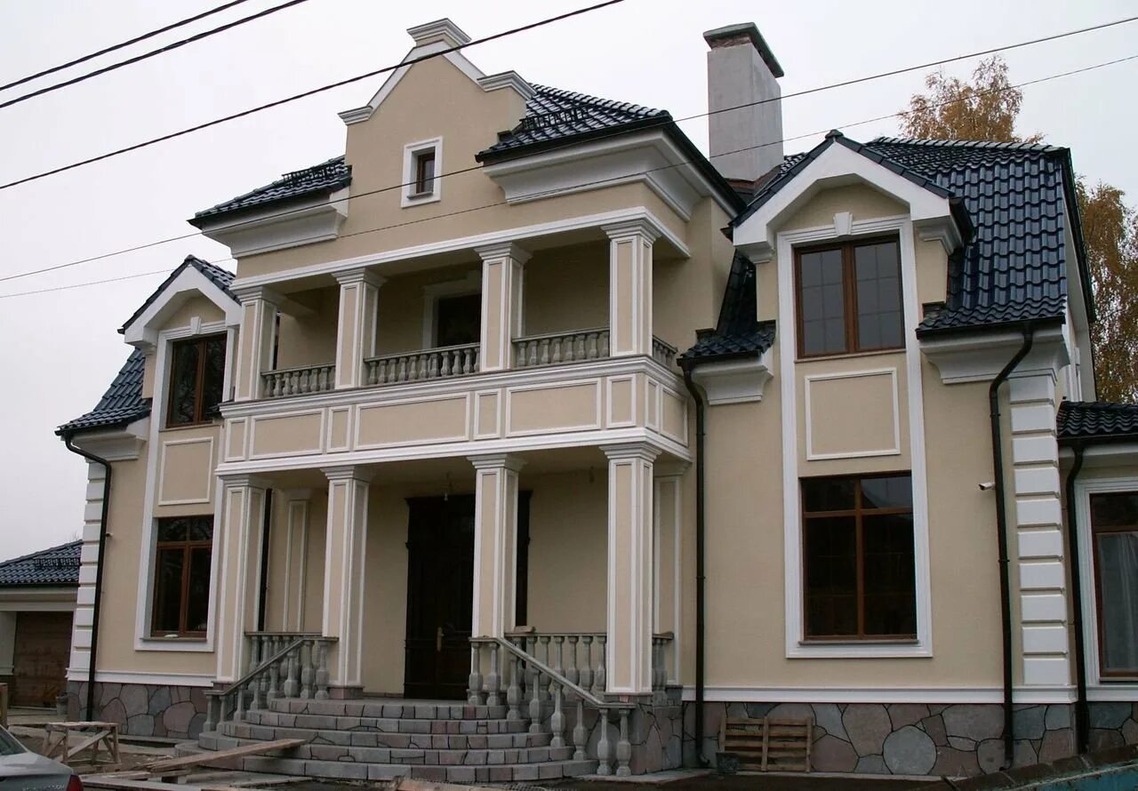 Декоративный фасад. Декор фасада из пенополистирола. Фасад декор фото. Фасадный декор. Лепнина на фасаде.