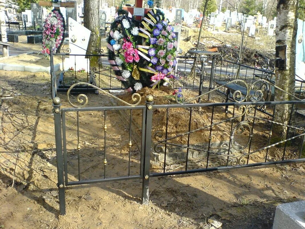 Решетки для могил. Могилки у казахов. Гробы с решетками. Могилы 18 века в англии. Центральное кладбище алматы.