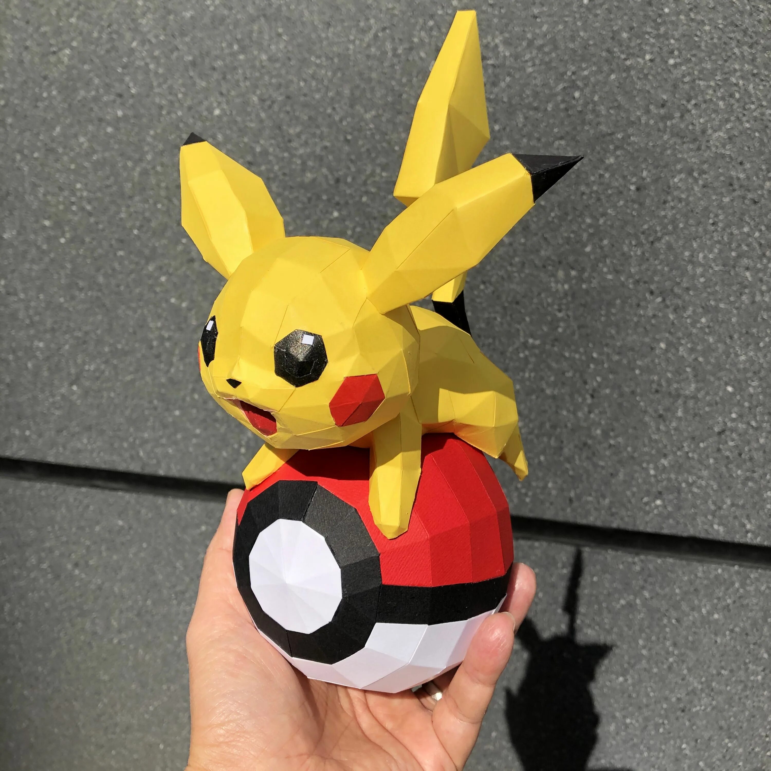 Джолтеон покемон игрушка. Поделки из бумаги пикачу. Пикачу из бумаги. Паперкрафт пикачу. Пейперкрафт пикачу.