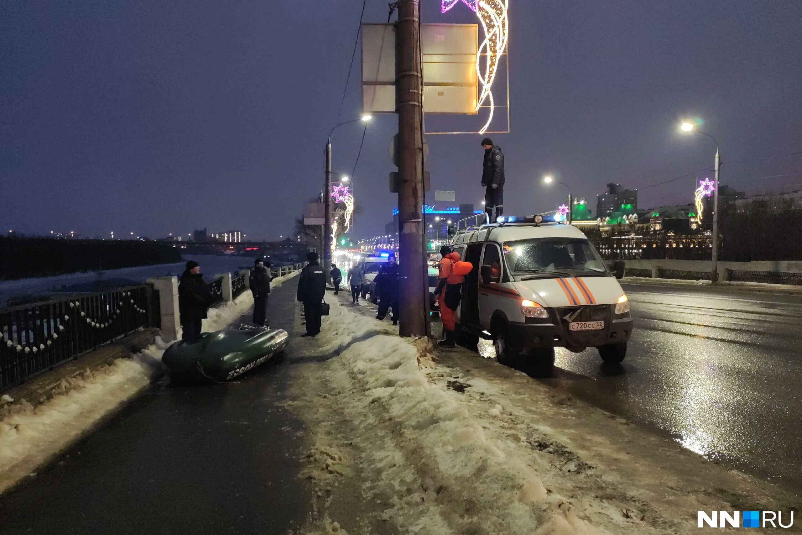 прыгнул с моста нижний новгород. обледеневшие деревья. упал нижний новгород. чел упал с крыши дома в нижнем новгороде. упавшее дерево.
