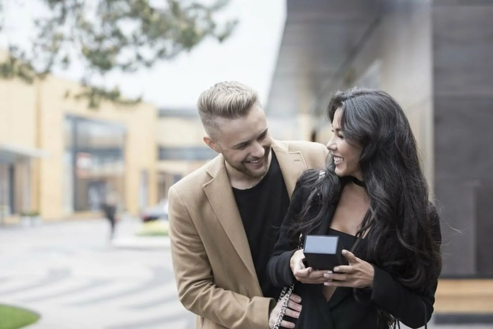 Девушки из клипа robin thicke pharrell williams. Дэдди янки кон кальма. The weeknd в очках. Дэдди янки и сноу. Зе викенд блиндинг лайтс.