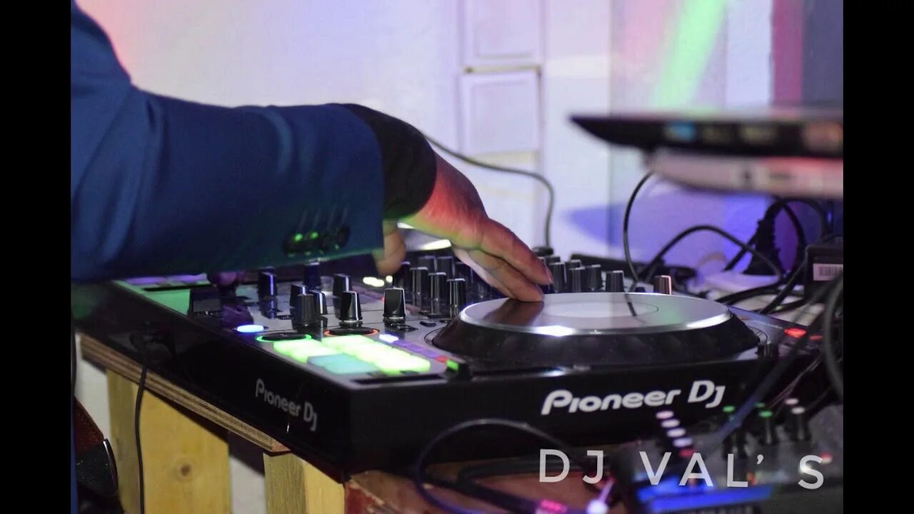 Кэтрин кова диджей. Девушка с диско шаром. Dj val фото. Dj val once again. Bravis led-43g5000.