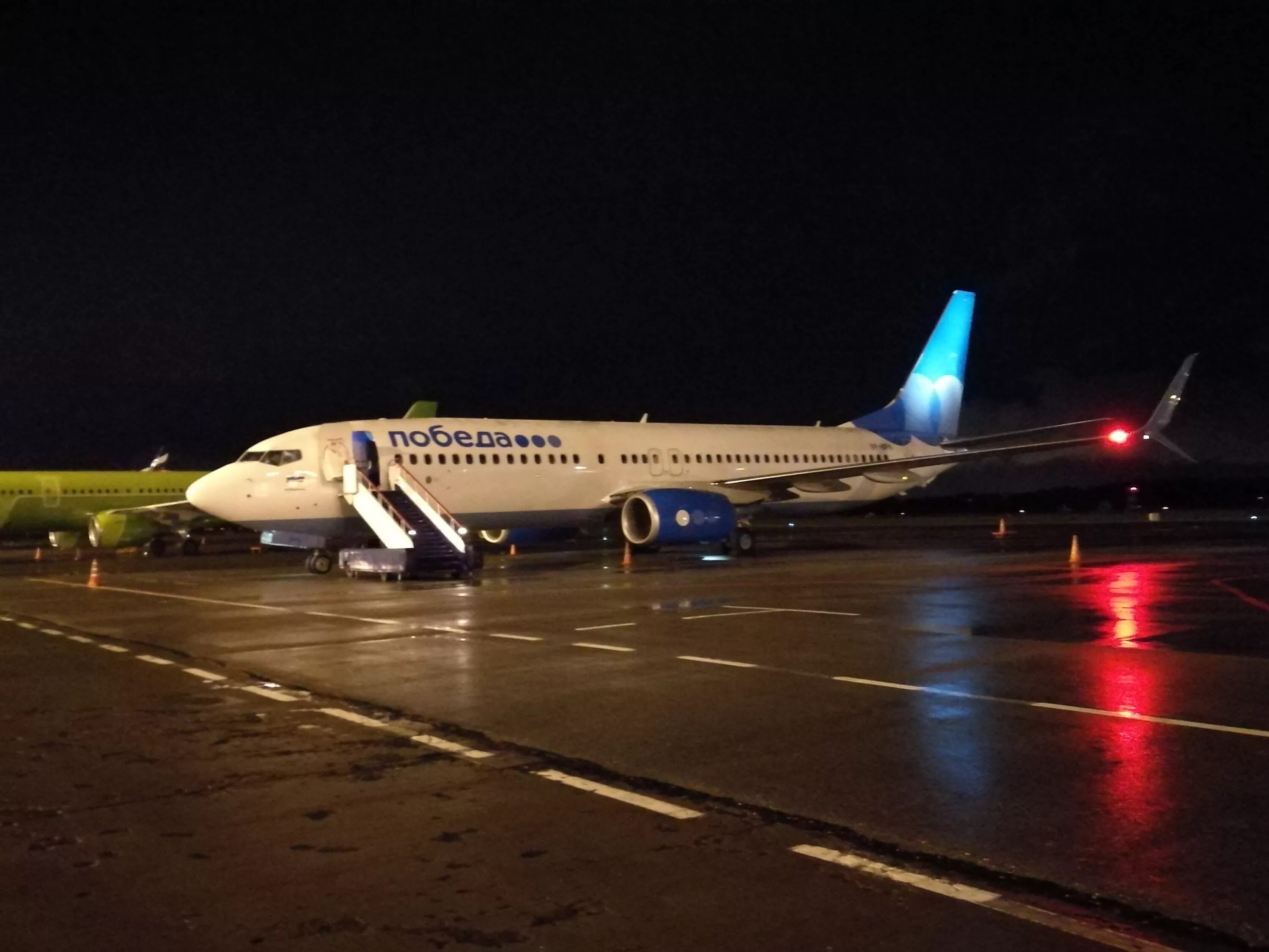 Пермь мин воды самолет. Аэропорт Минеральные воды победа. В Минеральных Водах Боинг 737. Аэропорт Пермь большое Савино самолеты. Аэропорт Минеральные воды самолеты Боинг 737 победа.