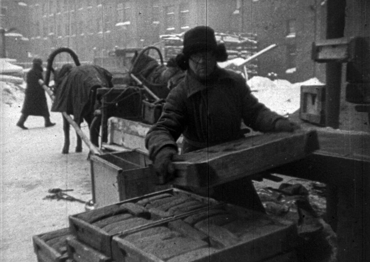 Ленинград в борьбе фильм 1942. Ленинград борется. Ленинград в борьбе 1942. Фильм ленинград в борьбе актёры. Ленинград борется.