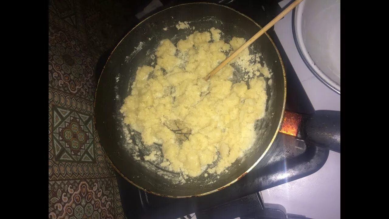 Халва из муки масла и сахара. Ингушская халва из муки масла. мучная халва чеченская. халва мука масло сахар. чеченская халва из муки масла и сахара.