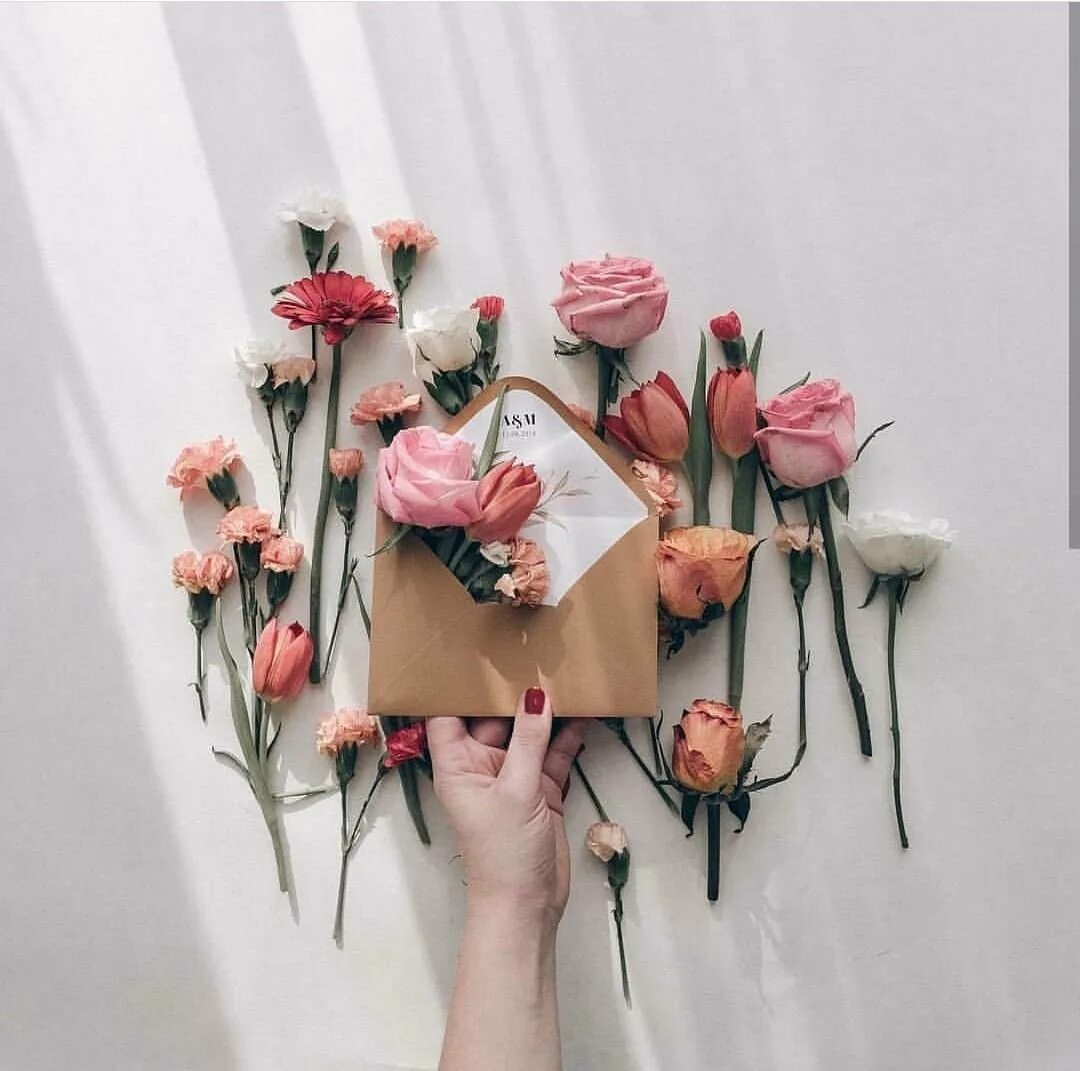 Креативные фото цветов. Креативный букет. Девушка с букетом на голове. Маска эстетика. Креативные букеты из цветов.