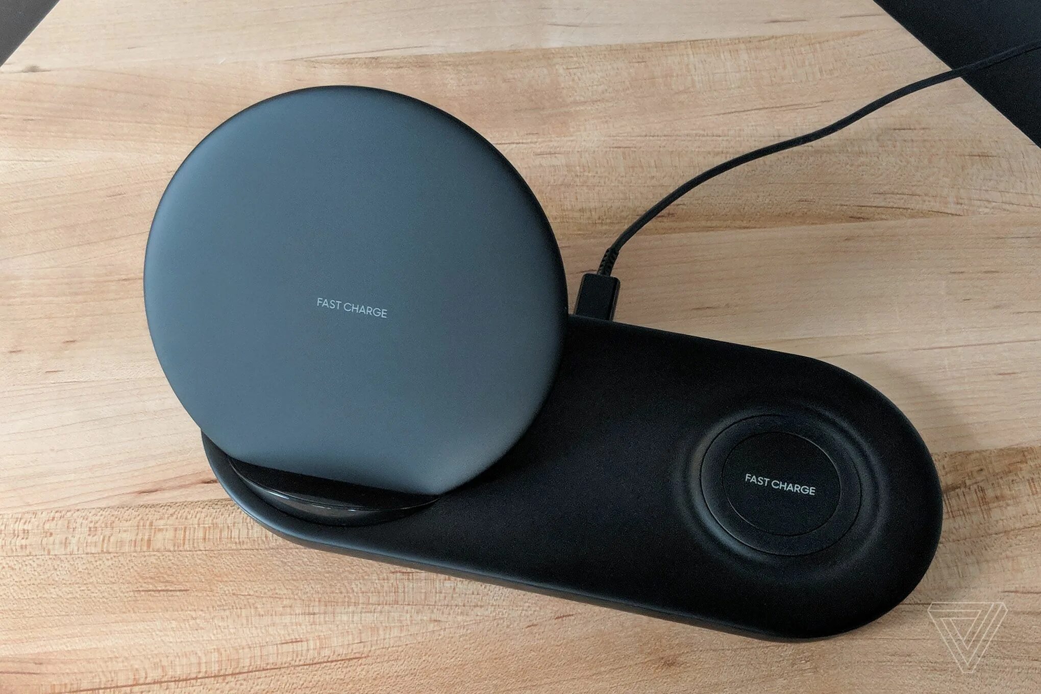 Самсунг можно заряжать беспроводной зарядкой. Samsung Wireless Charger Duo. Беспроводная зарядка самсунг дуо. Samsung Wireless Charger Pad. Беспроводная зарядка Samsung Wireless Charger.