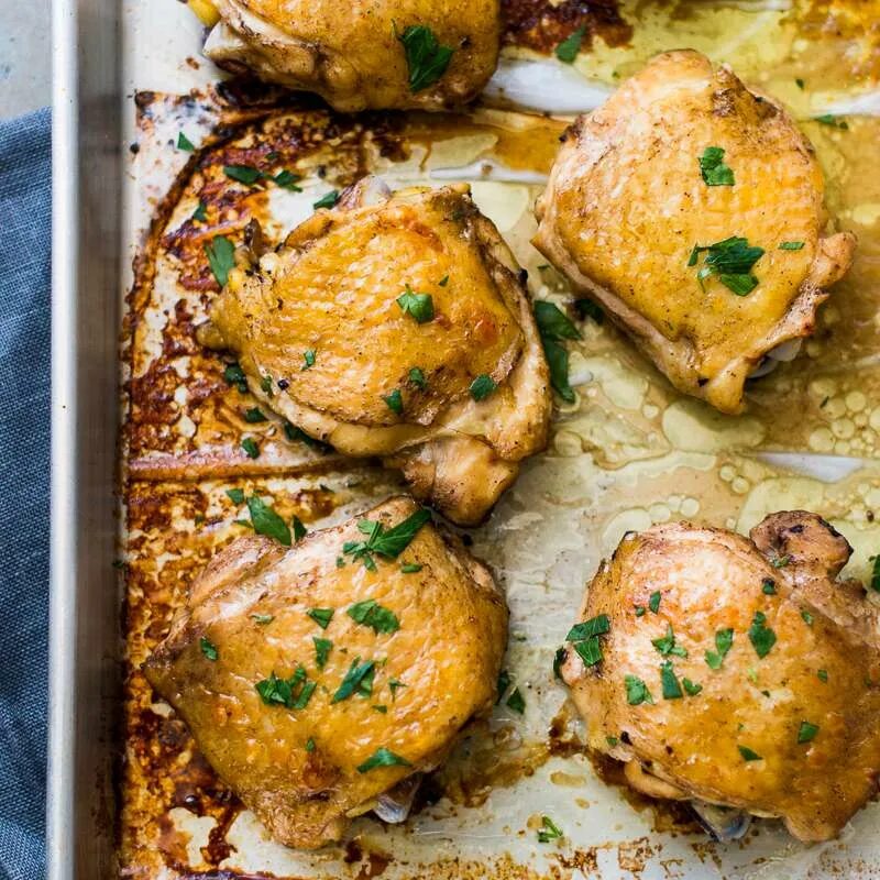 Отварные бедра курицы. Куриные бедра на праздничный стол. куриные бедра в духовке. диетические блюда из куриного бедра. куриные бедра запеченные с клюквой.