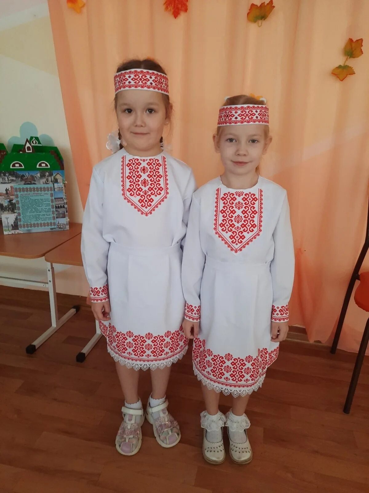Марийские национальные костюмы луговых марийцев. Марийцы национальный костюм марийцев. Традиционные цвета марийской одежды. Марийский национальный костюм мари сернурский. Традиционный марийский костюм.