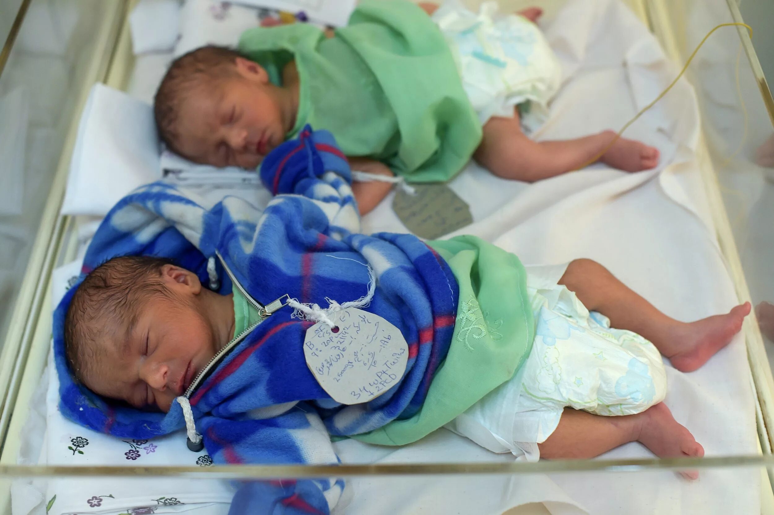 Права подростка с 14 лет. Младенцы после рождения. После того как ребенок имел. Мама с грудным ребенком. Многодетная женщина с детьми.