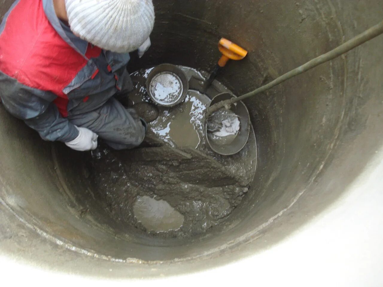 Ремонт бетонных колодцев. Пересыхает вода в колодцах. Вода пожелтела в колодце. В колодце закончилась вода. Почему пропадает вода в колодцах.