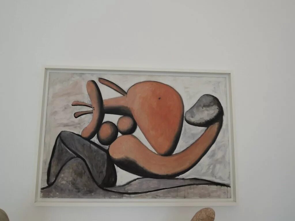 Девочка кидает камень. Огромный булыжник и человек. Женщина кидающая камень пикассо. Брошенный камень. Девушка с бумагами.