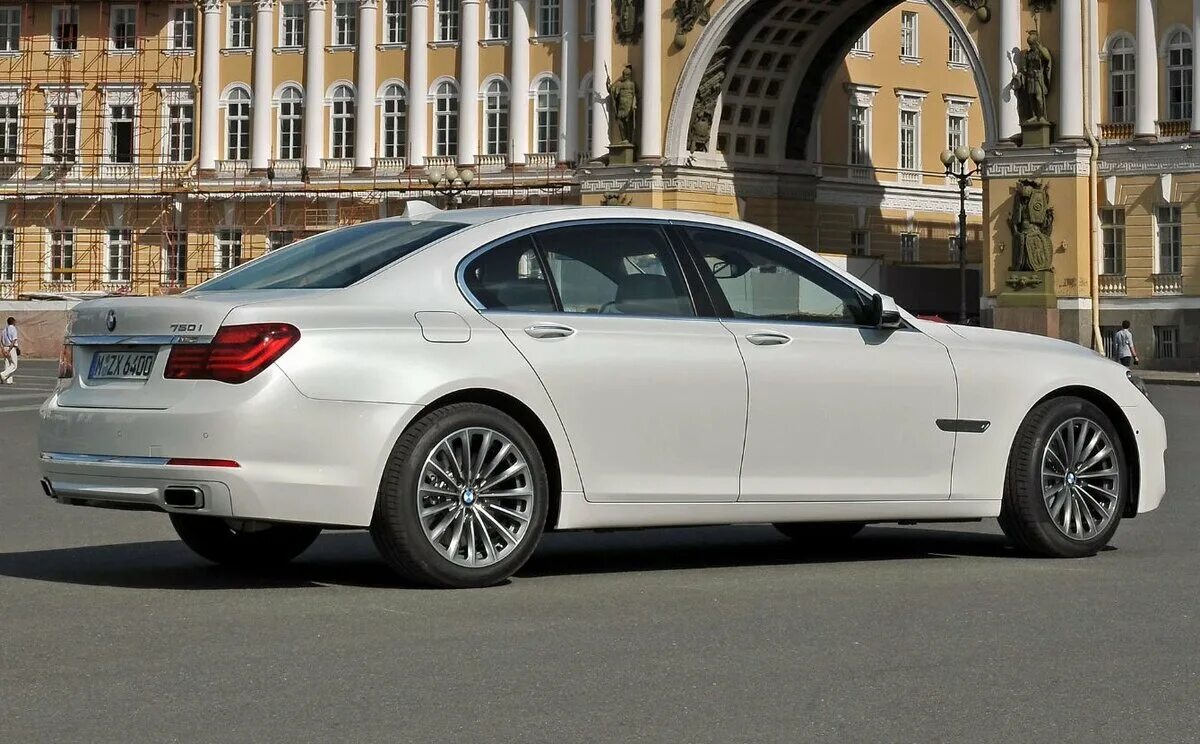 Бмв 7 россия. BMW 7 2013. BMW 7 2012. БМВ 7 2012. BMW 7 Series 2012.