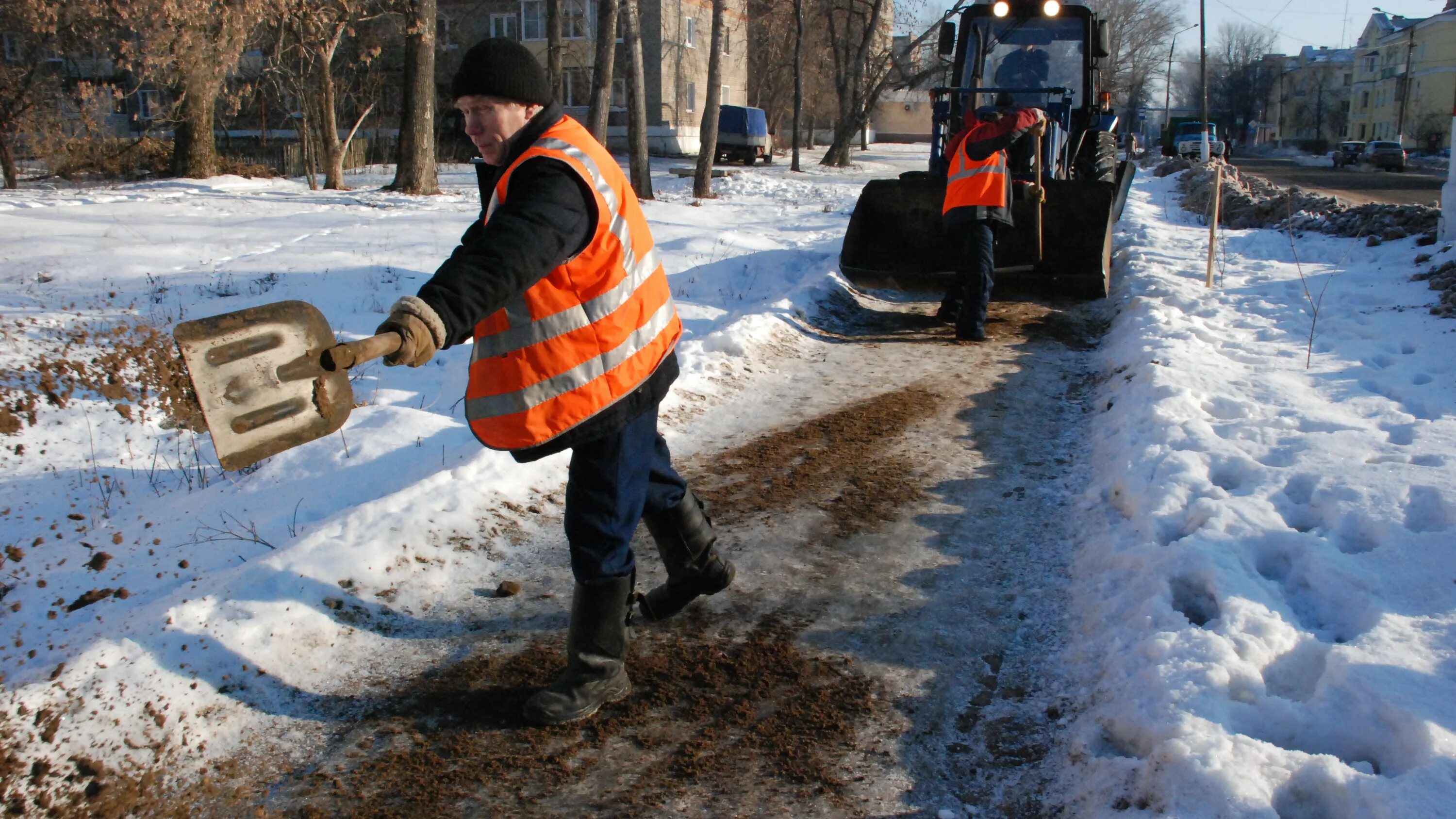 Дороги посыпают песком. Тротуар посыпают песком. Посыпка дороги песком зимой. Посыпка песком тротуаров.