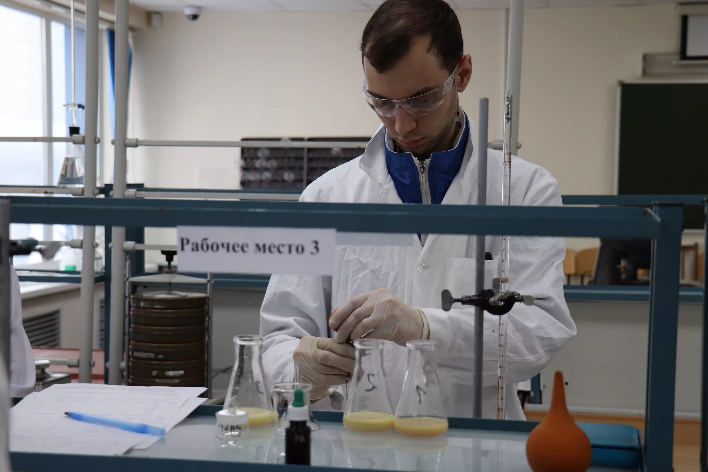 Химик лаборант. Лаборант в лаборатории. Лаборант сооружений. Лаборатория. Химико-аналитическая лаборатория.
