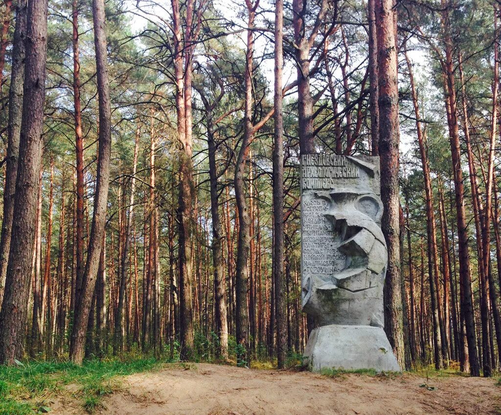 археологический комплекс гнездово смоленск. археологический комплекс гнездово смоленск. гнёздовские курганы археологический комплекс. гнездовские курганы смоленск. археологический комплекс гнездово.