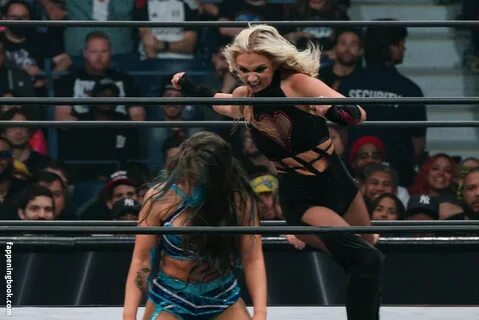 Julia Hart Nude OnlyFans Leaks.