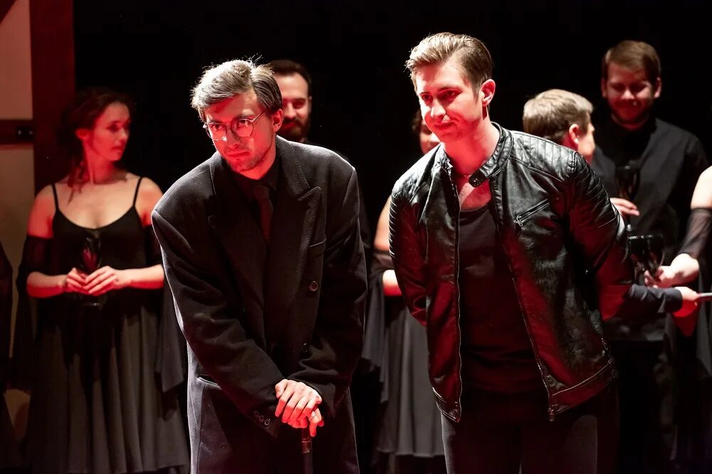 Гамлет молодежный театр. Молодёжный театр алтая барнаул гамлет. Московский молодежный театр спектакли шекспир. Игра шекспира в театра. Молодежный театр узбекистана.