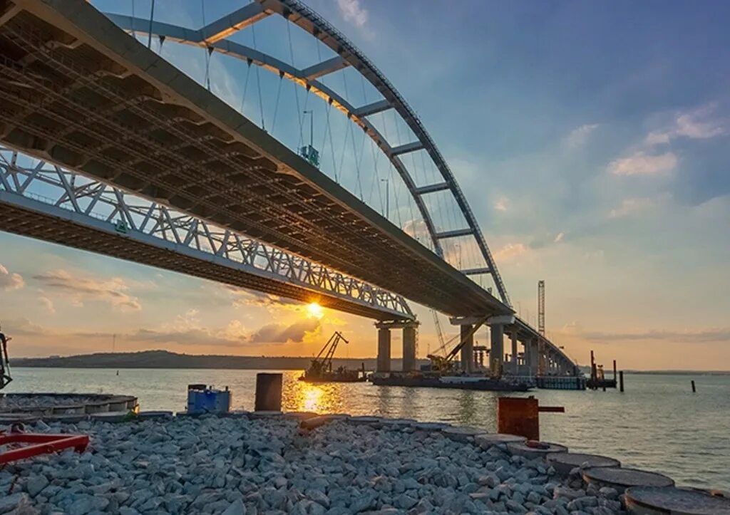 Керченский железнодорожный мост. Мост крым в 2023. Крымский мост вид с берега. Крымский мост керчь. Крымский мост достопримечательности.