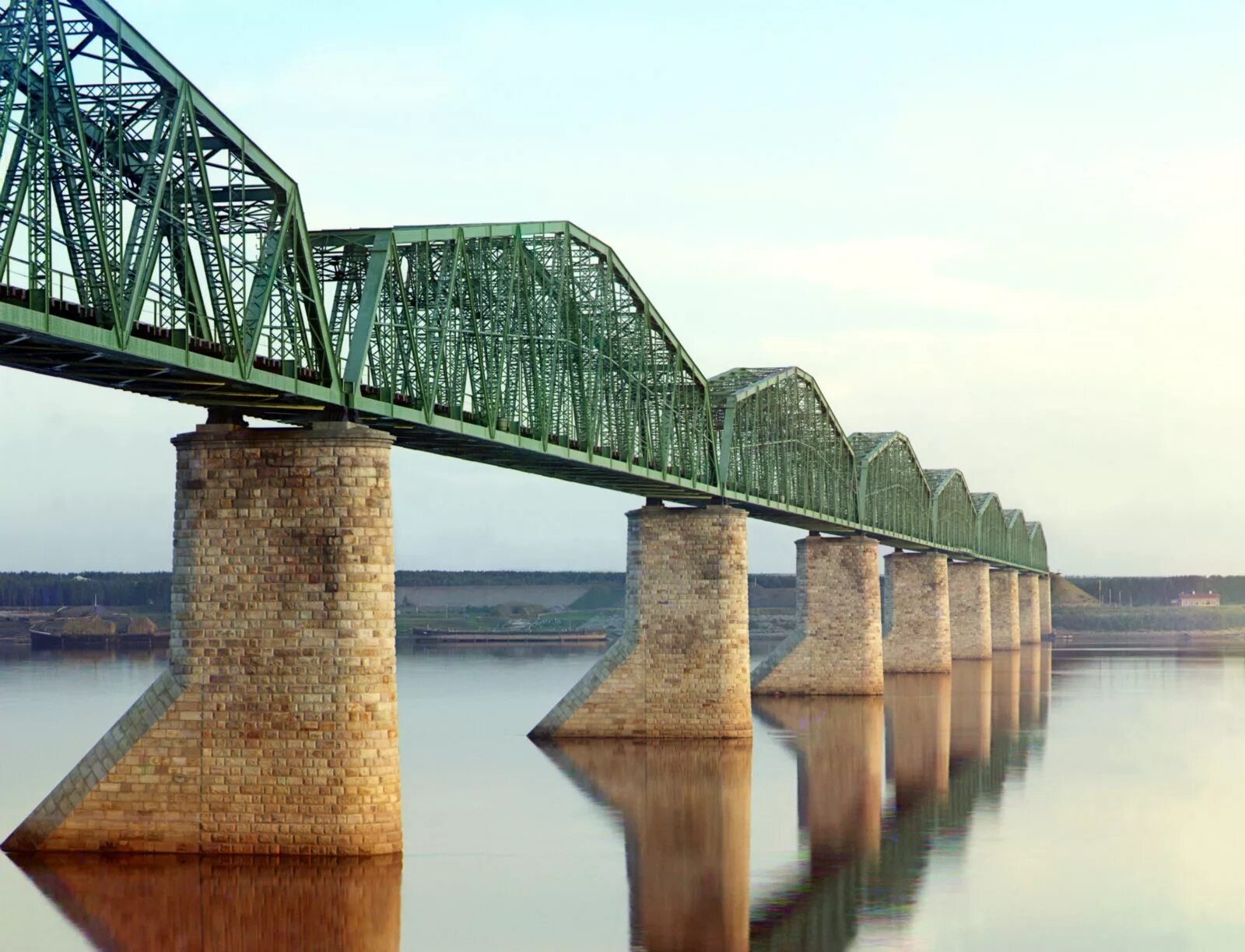 Железная дорога пересекает реку. Пермь ЖД мост Прокудин-Горский. Камский Железнодорожный мост. Пермь Кама Железнодорожный мост. Железнодорожный мост через реку каму около Перми..