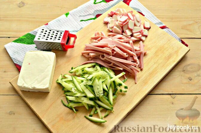Порезанные овощи для шаурмы. Нарезка мяса на шаверму. Приготовление шаурмы Ингредиенты. Шаурма с колбасой и крабовыми палочками.