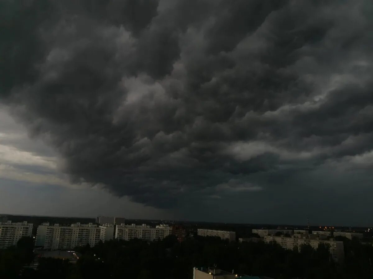 Грозовые облака над городом. Грозовые облака в городе. Грозовые тучи над городом. Пасмурное небо.