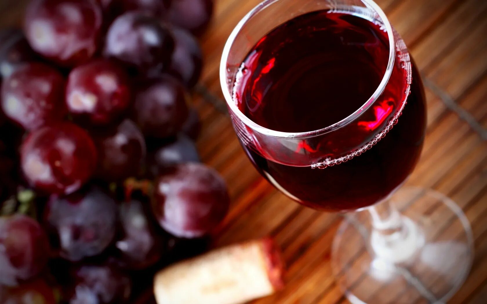 Бокал вина польза. Красное виноградное вино. Красное вино в бокале. Бокал с вином. Бокал красного вина.