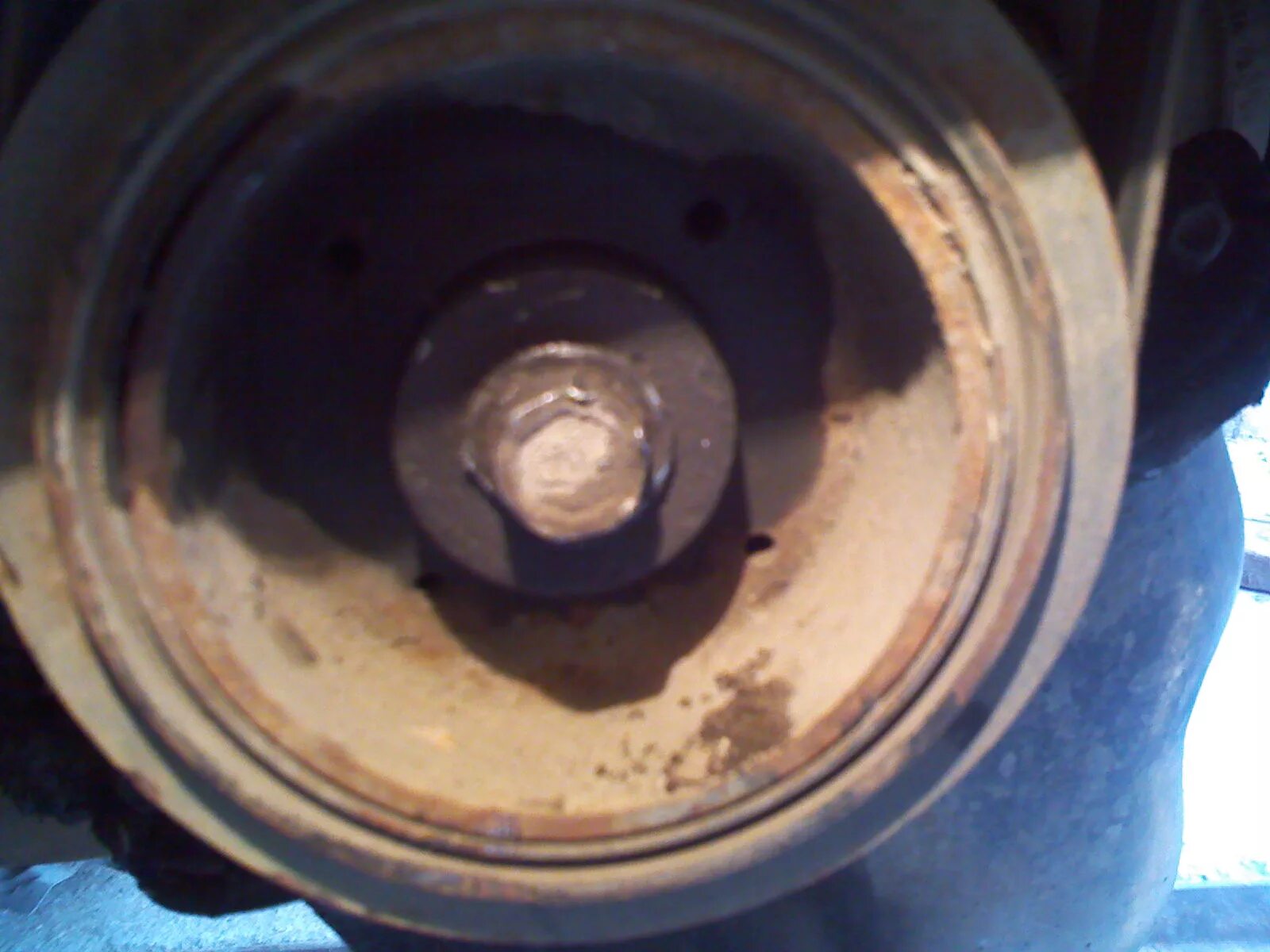 Шкив коленчатого вала 2114. В какую сторону крутить шкив. Шкив вала грм ваз 2114. Гайка шкива коленчатого вала шевроле нива. Открутить шкив коленвала 2114.