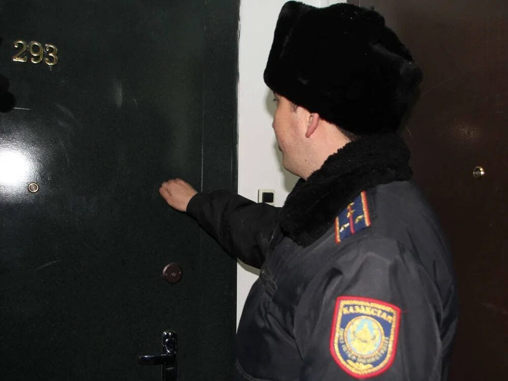 Учет у участкового. Участковый Казахстан полиция. Оперативно-профилактическое мероприятие быт. Квартира полиция. Полиция у двери.
