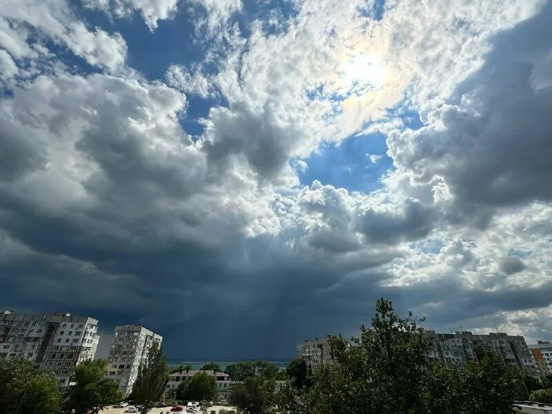 Прошумел по лесным макушкам сильный ветер части речи. Вымеобразные облака над калугой. Загромыхал гром и ударил. Небо тучи. Поднялась большая и темная туча накрыла солнце.