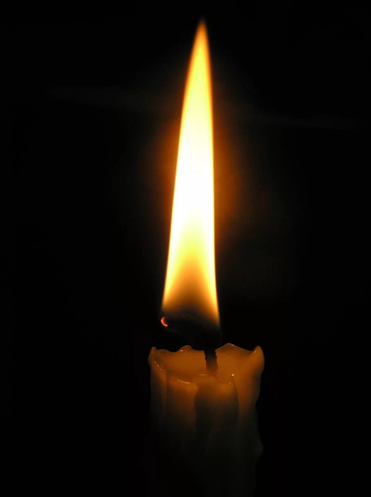 Поминальная свеча. Помпоминальная свечка. Горящая свеча в темноте. Свеча горит в темноте.
