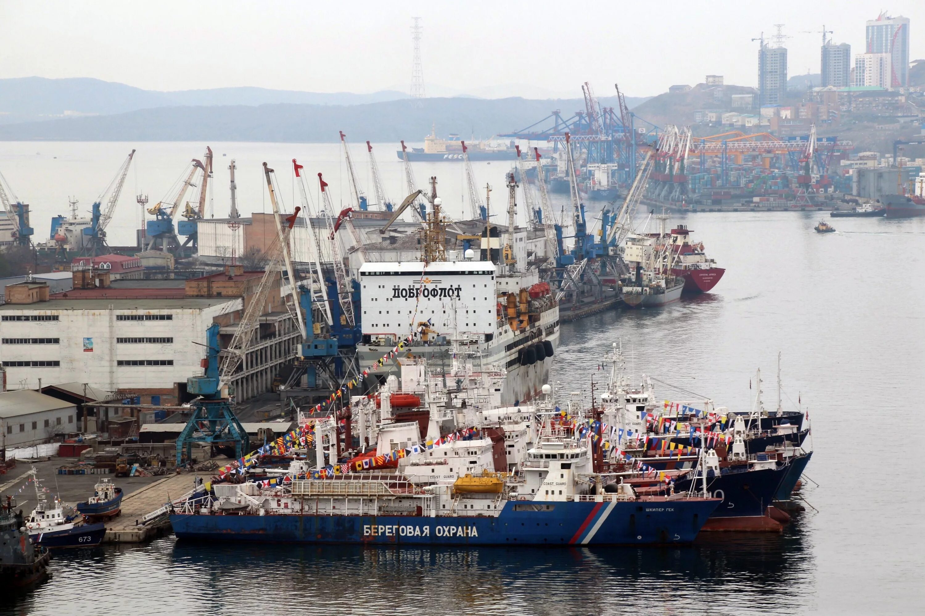 Vladivostok port. Рыбный порт Владивосток. Приморский Владивосток порт. ВМТП Владивосток. Морской торговый порт Владивосток.