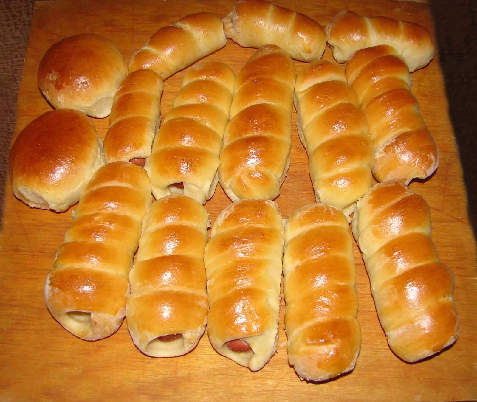 Вкусная сосиска в тесте рецепт в духовке. Сосиска в тесте. сосиски в дрожжевом тесте в духовке. сосиски в тесте в духовке из дрожжевого теста. пирожки с сосисками из дрожжевого.